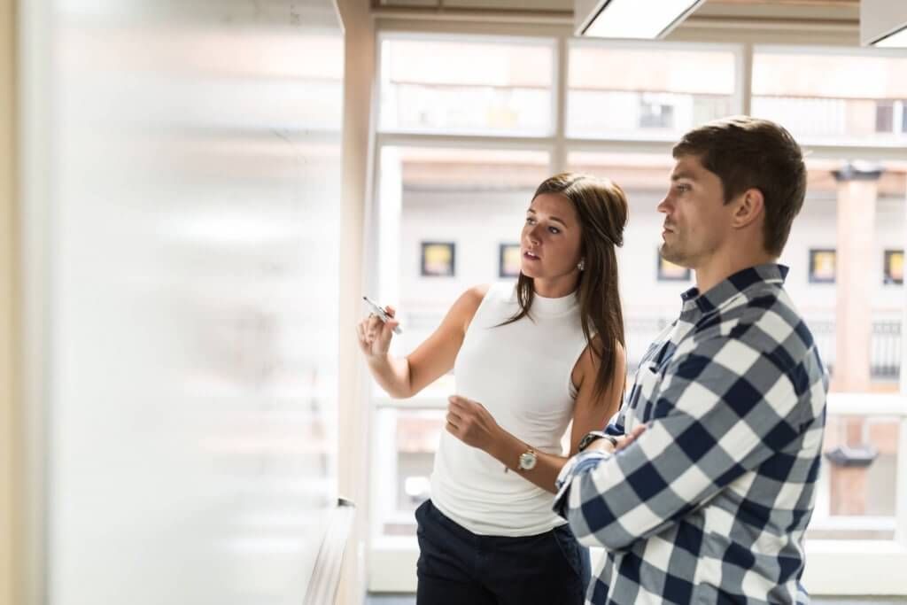 young-professionals-at-whiteboard_t20_XzLb2r young-professionals-at-whiteboard_t20_XzLb2r
