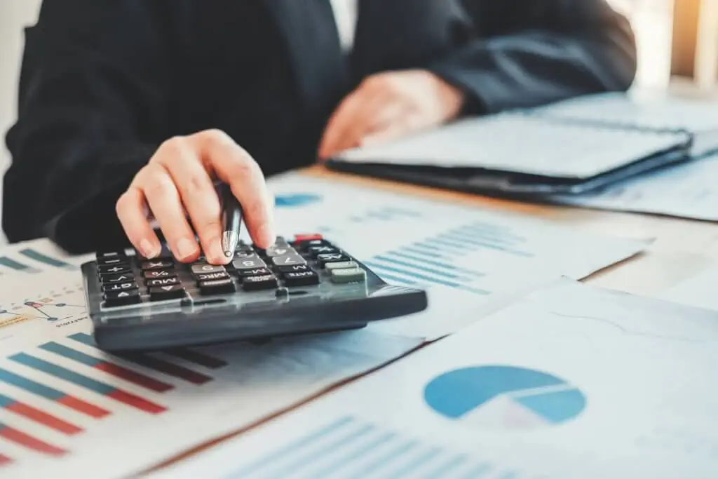 Business woman Accounting Financial investment on calculator Cos Business woman Accounting Financial investment on calculator Cost Economic business and market